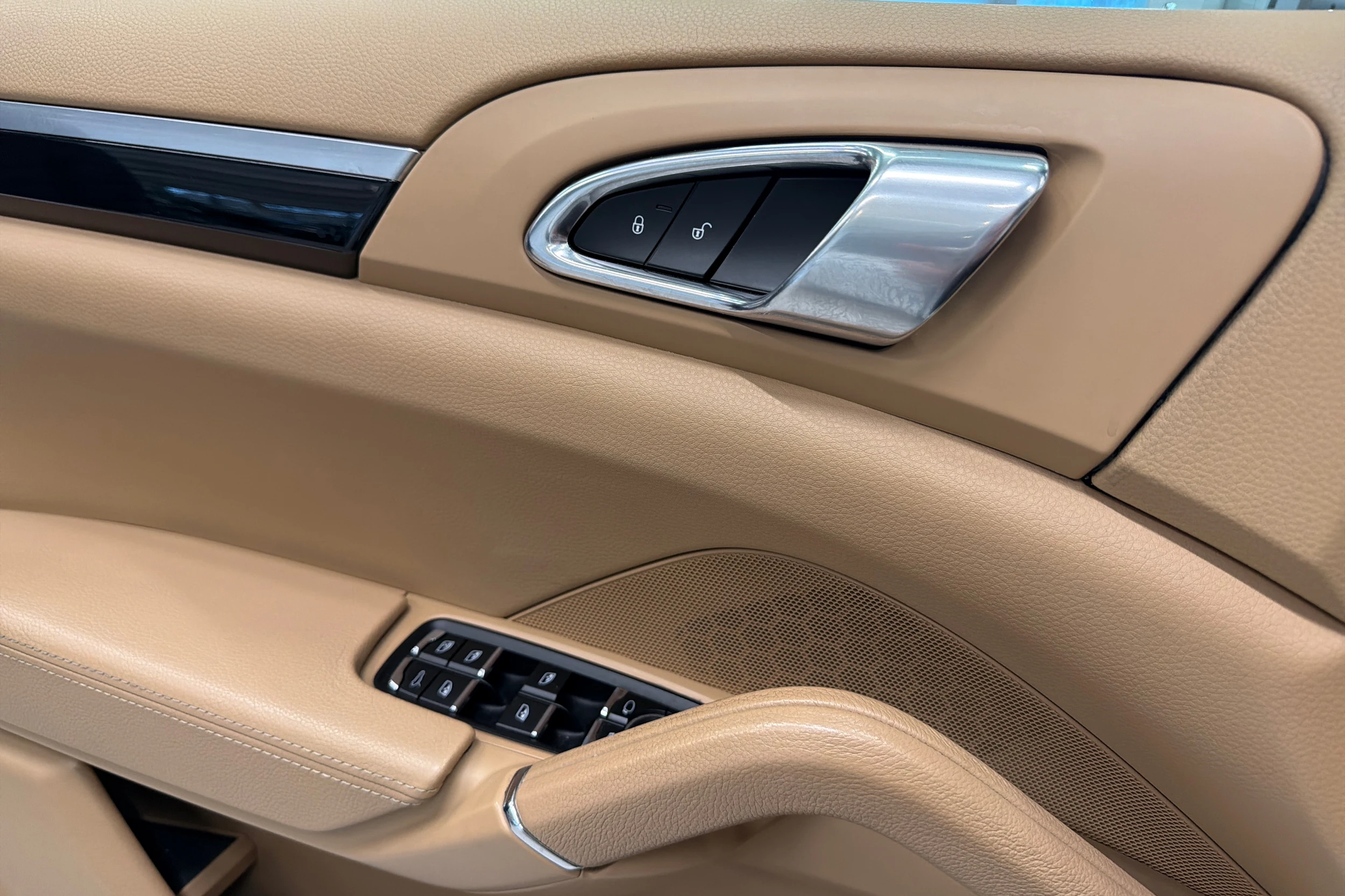 Valkoinen Porsche Cayenne 2015 kuva 23.