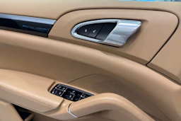 Valkoinen Porsche Cayenne 2015 kuva 23.