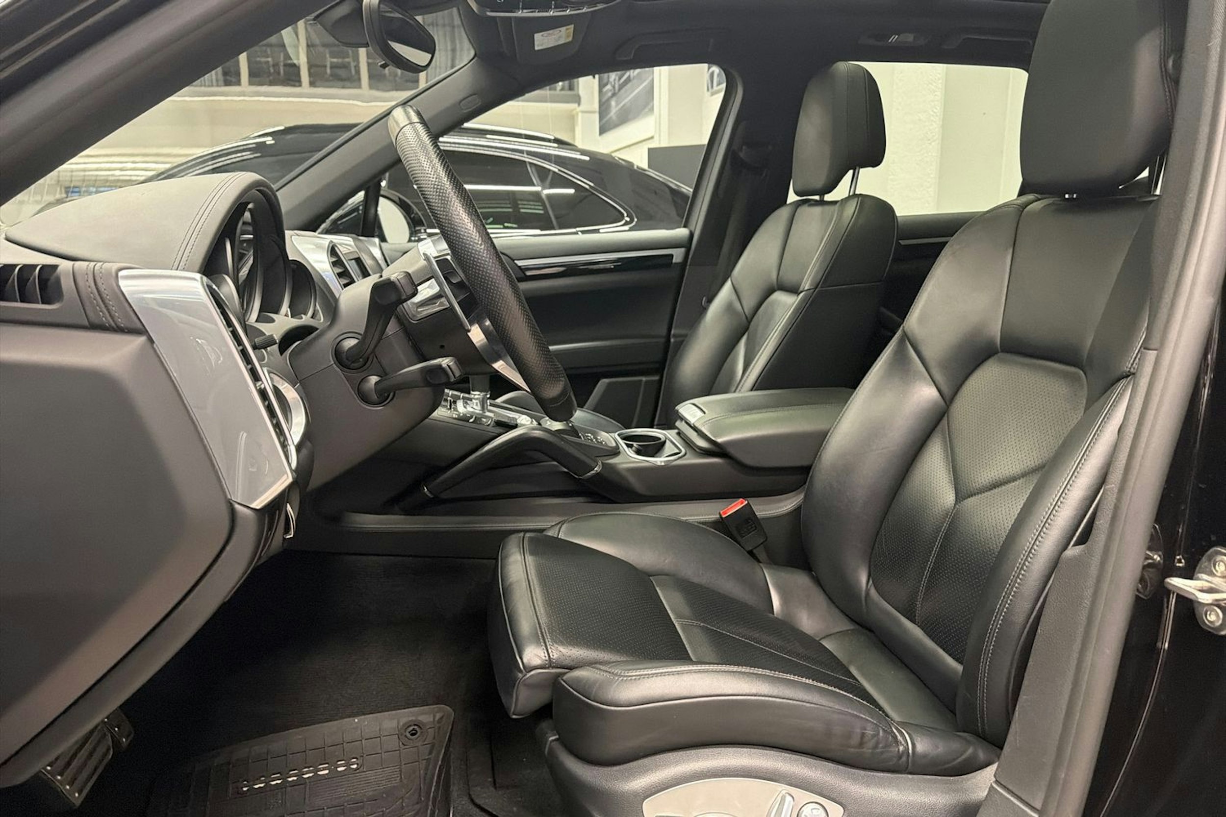 Musta Porsche Cayenne 2015 kuva 9.