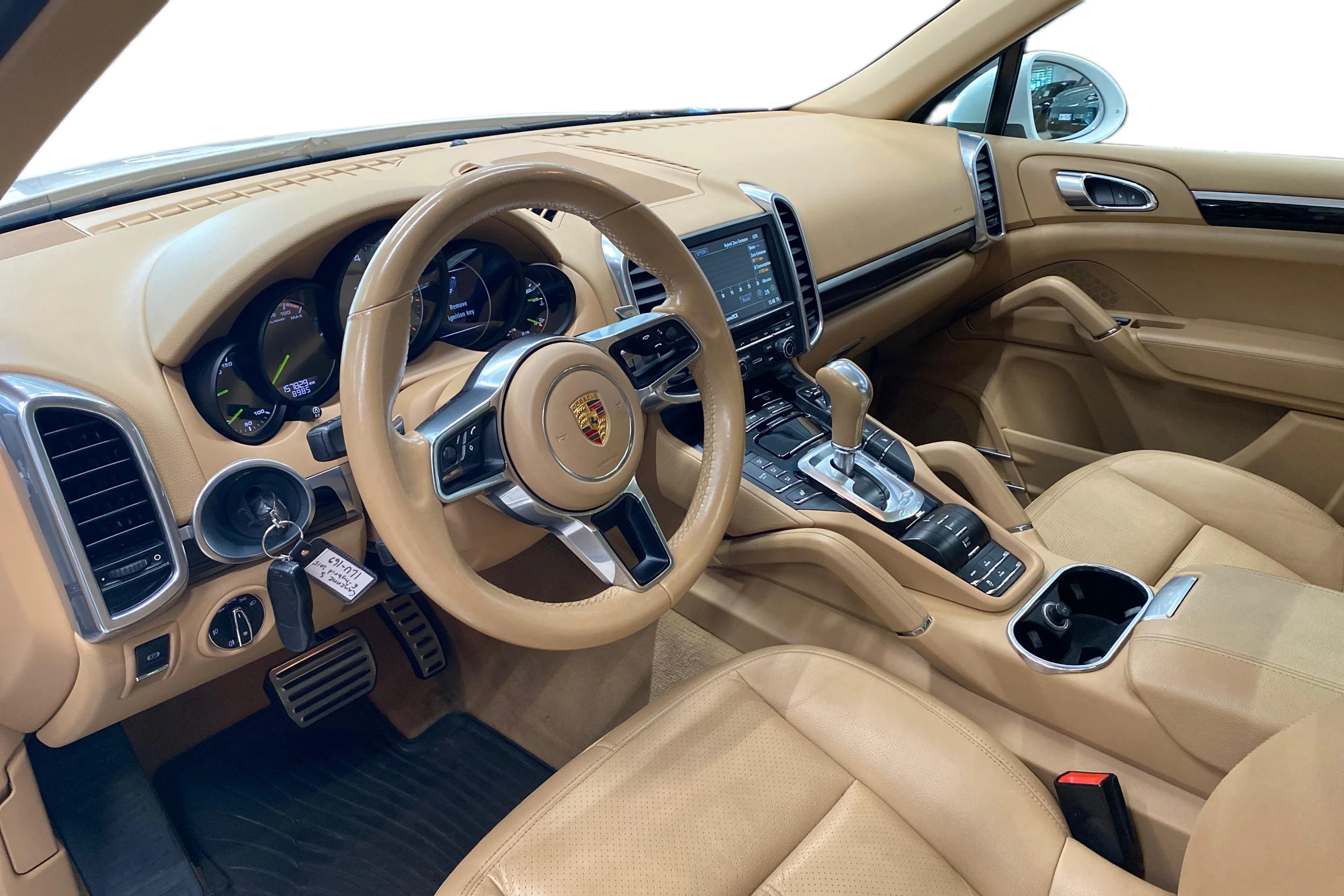 Valkoinen Porsche Cayenne 2015 kuva 6.