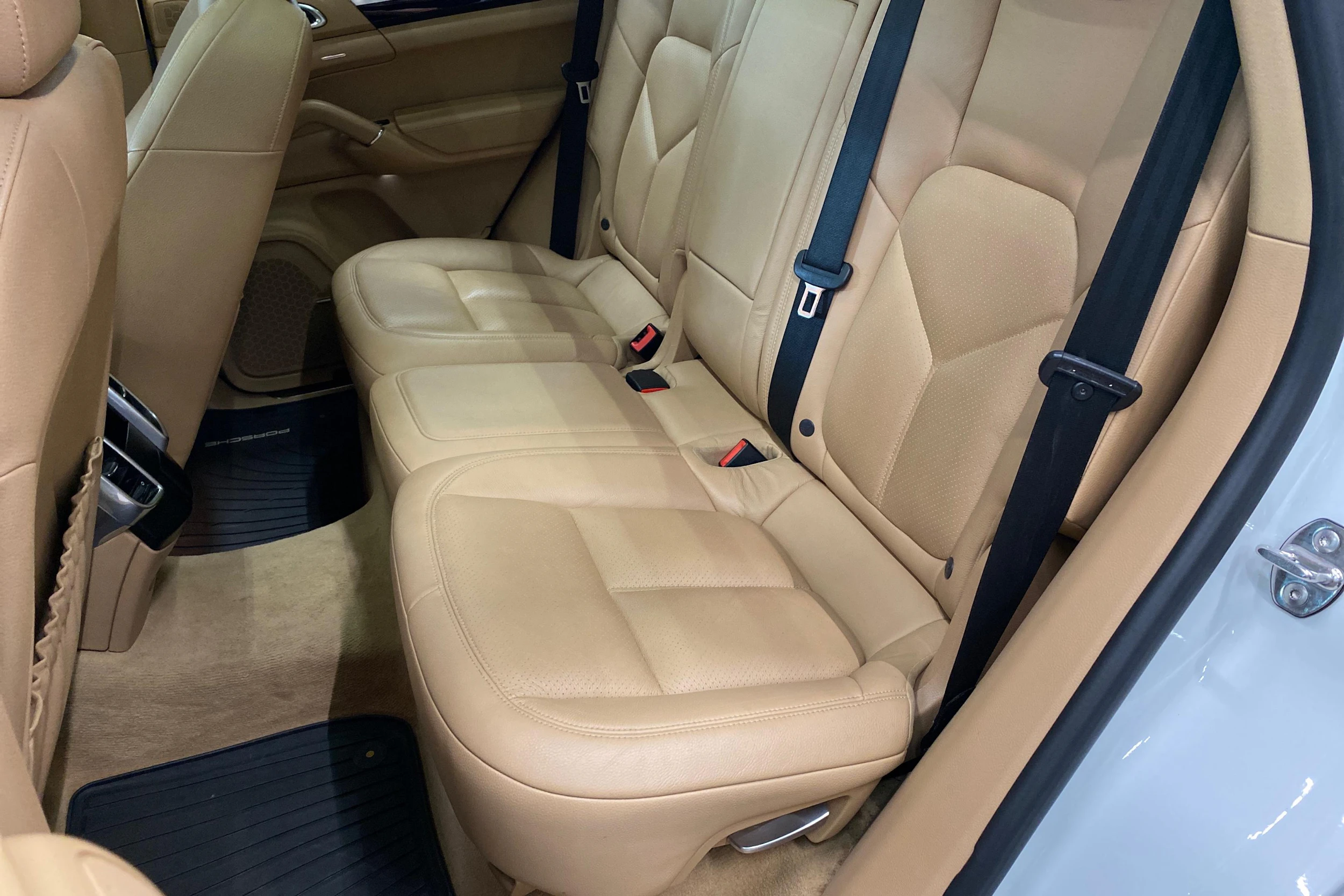 Valkoinen Porsche Cayenne 2015 kuva 8.