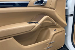 Valkoinen Porsche Cayenne 2015 kuva 11.
