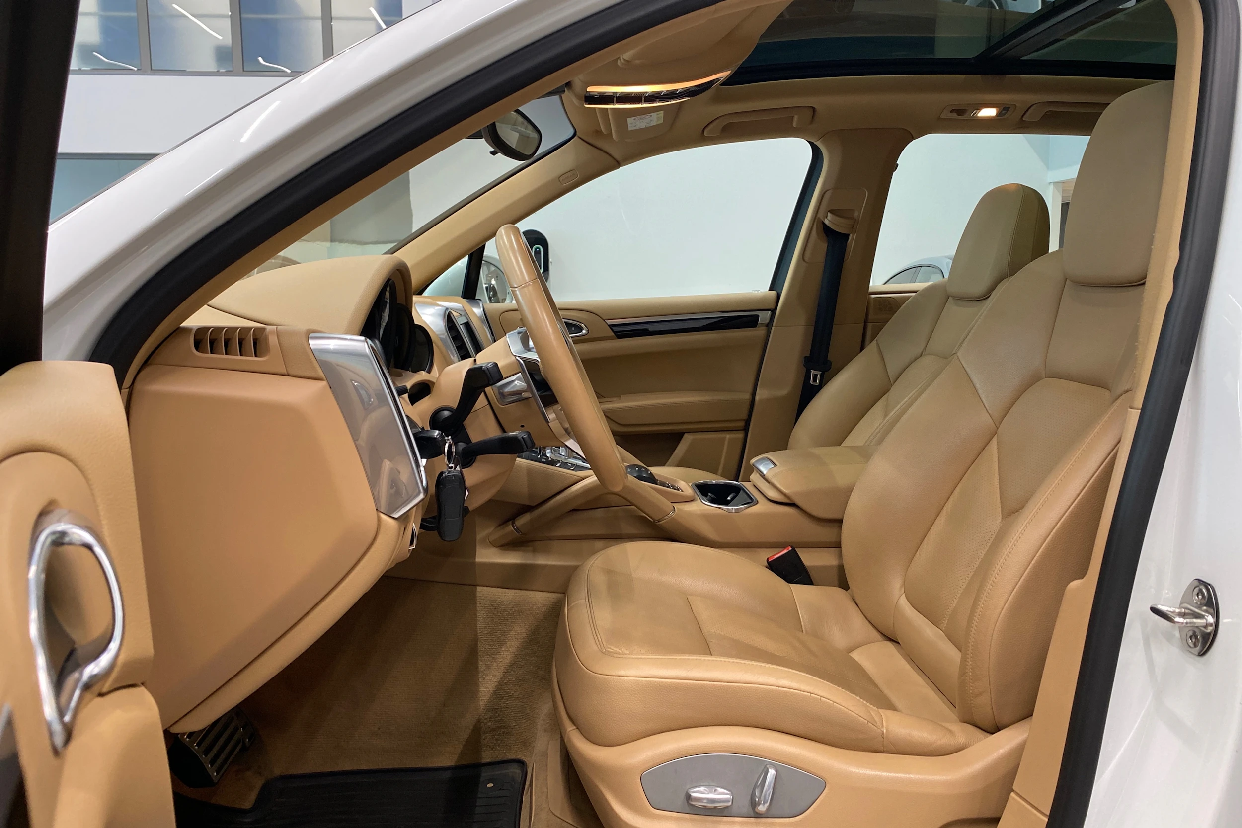 Valkoinen Porsche Cayenne 2015 kuva 12.
