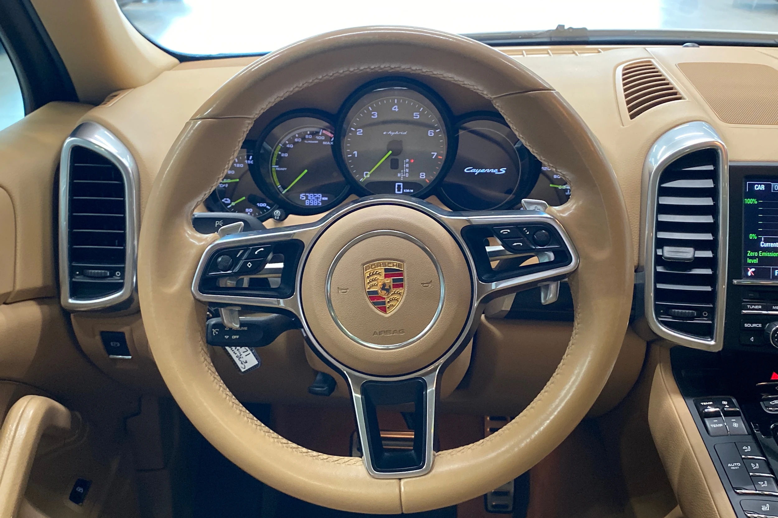 Valkoinen Porsche Cayenne 2015 kuva 14.