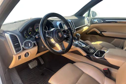 Valkoinen Porsche Cayenne 2015 kuva 3.