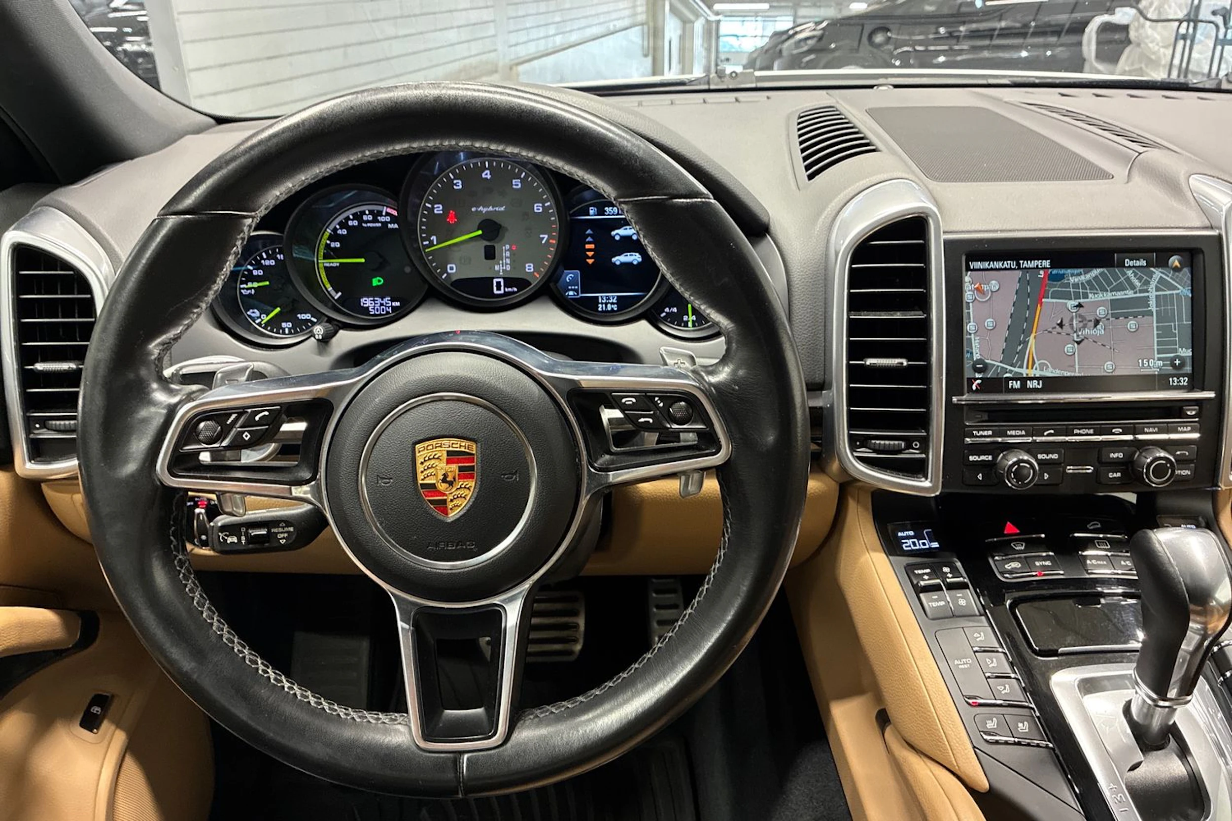 valkoinen Porsche Cayenne 2015 kuva 11.