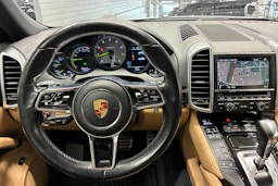 valkoinen Porsche Cayenne 2015 kuva 11.