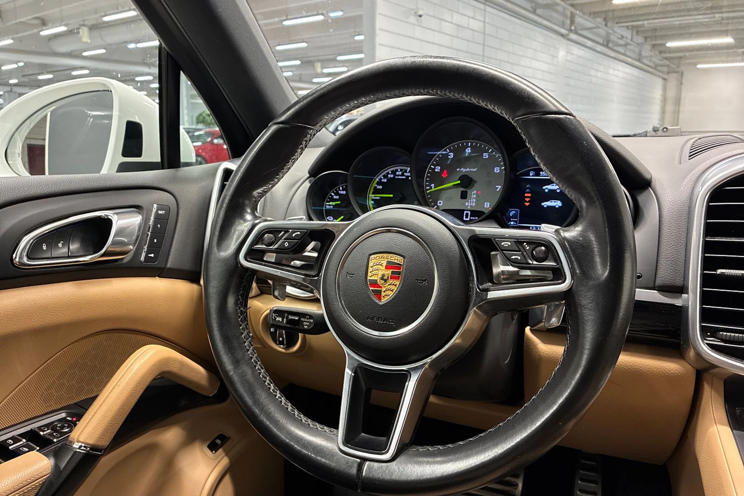 valkoinen Porsche Cayenne 2015 kuva 12.