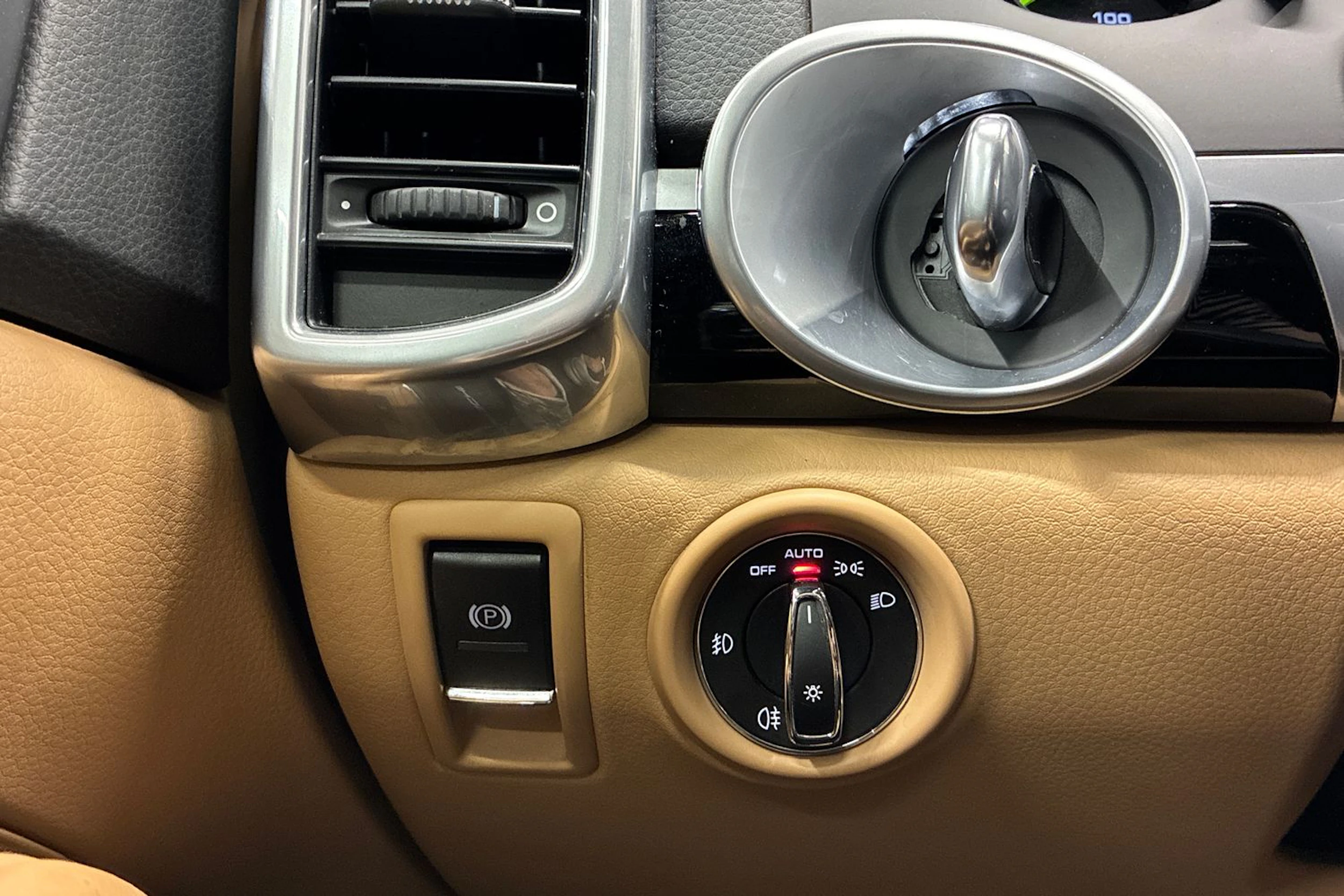 valkoinen Porsche Cayenne 2015 kuva 17.