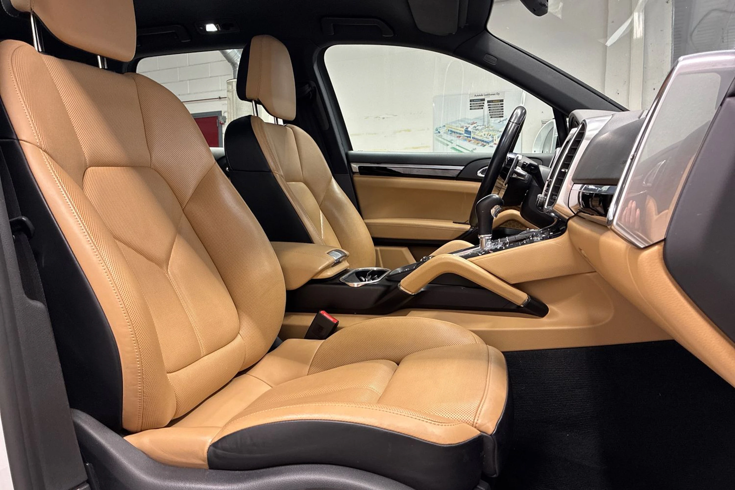 valkoinen Porsche Cayenne 2015 kuva 32.