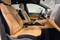 valkoinen Porsche Cayenne 2015 kuva 32.
