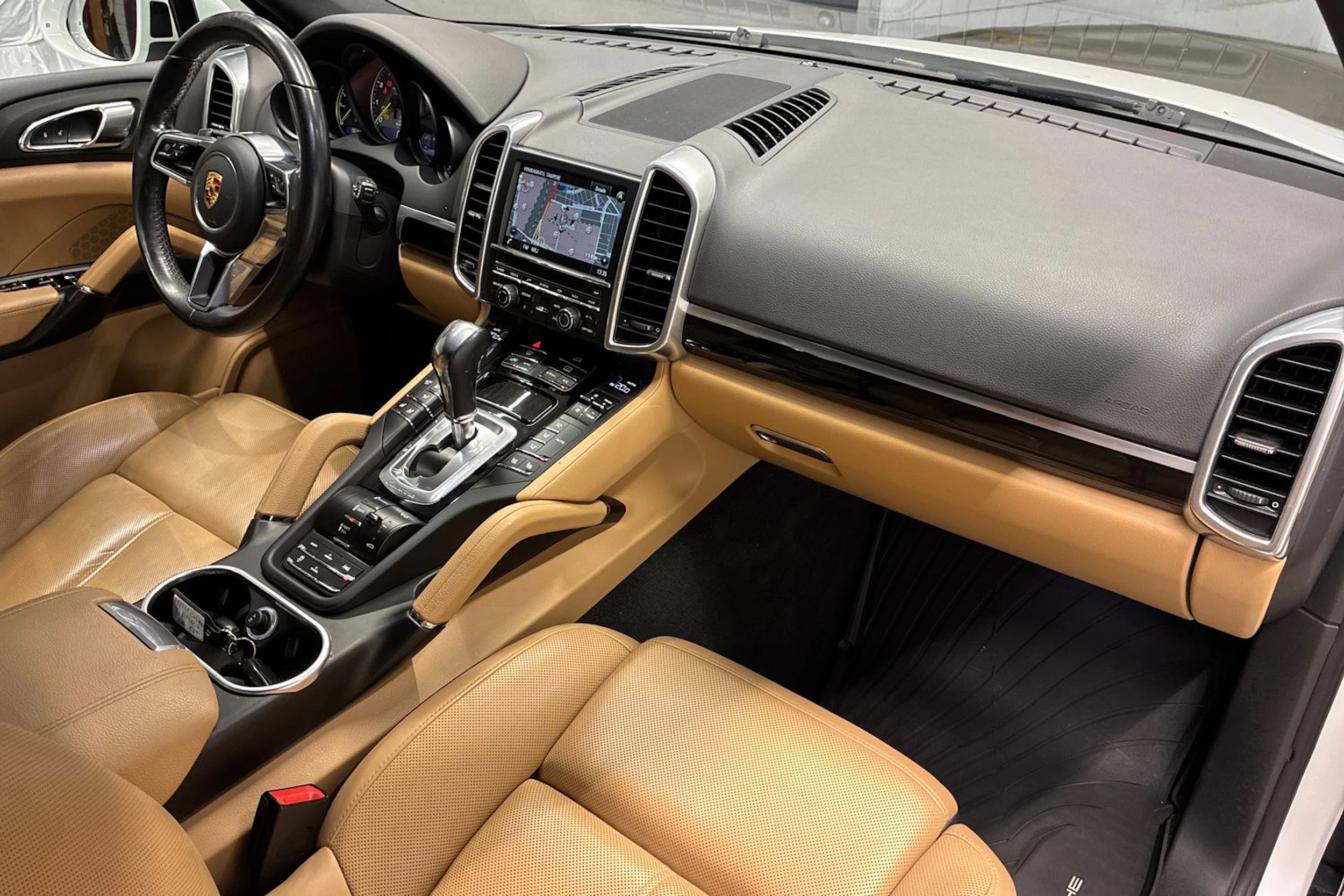 valkoinen Porsche Cayenne 2015 kuva 33.
