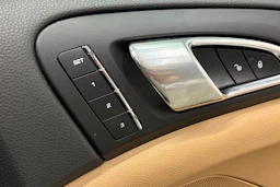 valkoinen Porsche Cayenne 2015 kuva 34.
