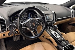 Harmaa Porsche Cayenne 2015 kuva 7.