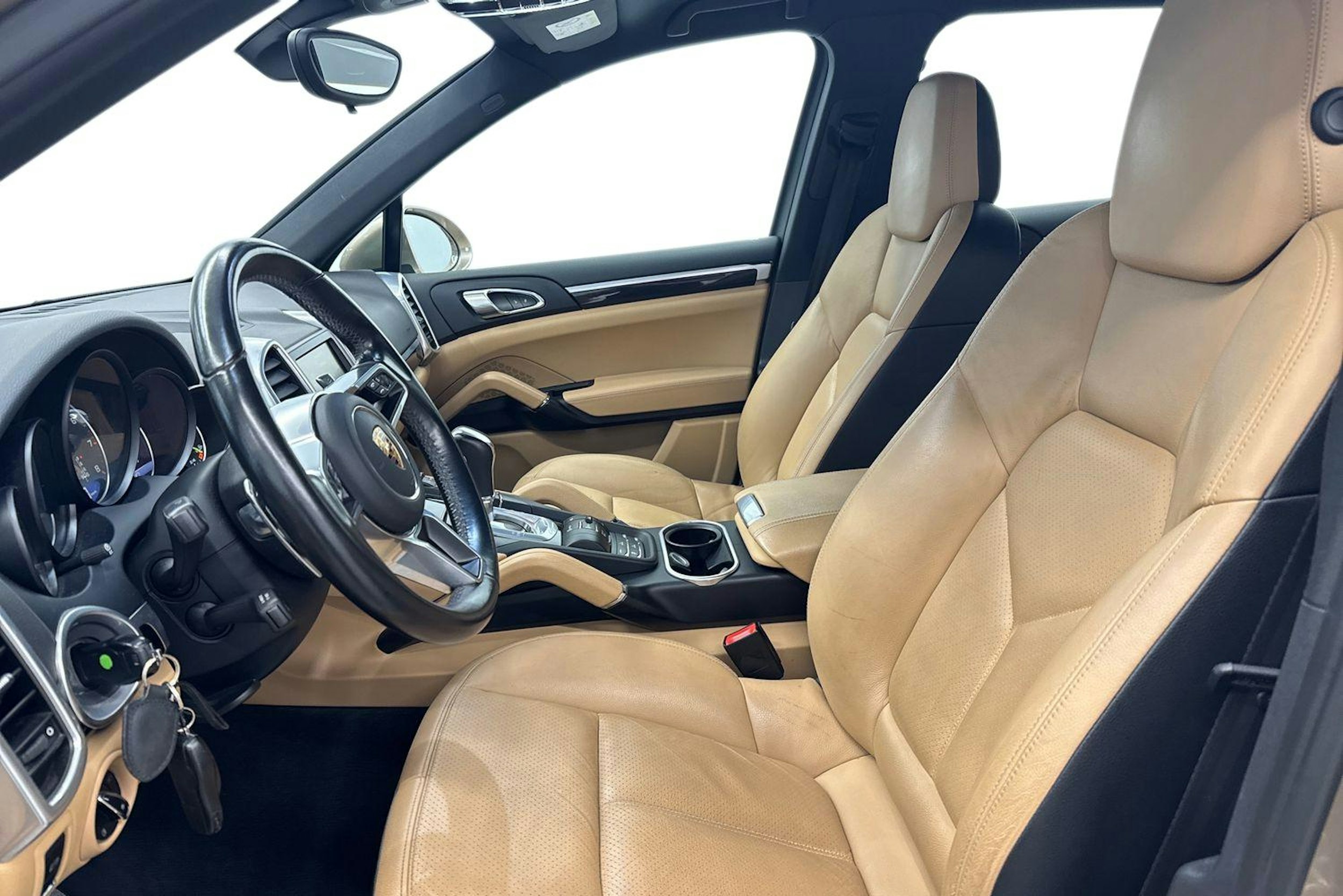 Harmaa Porsche Cayenne 2015 kuva 11.