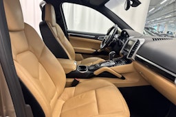 Harmaa Porsche Cayenne 2015 kuva 13.