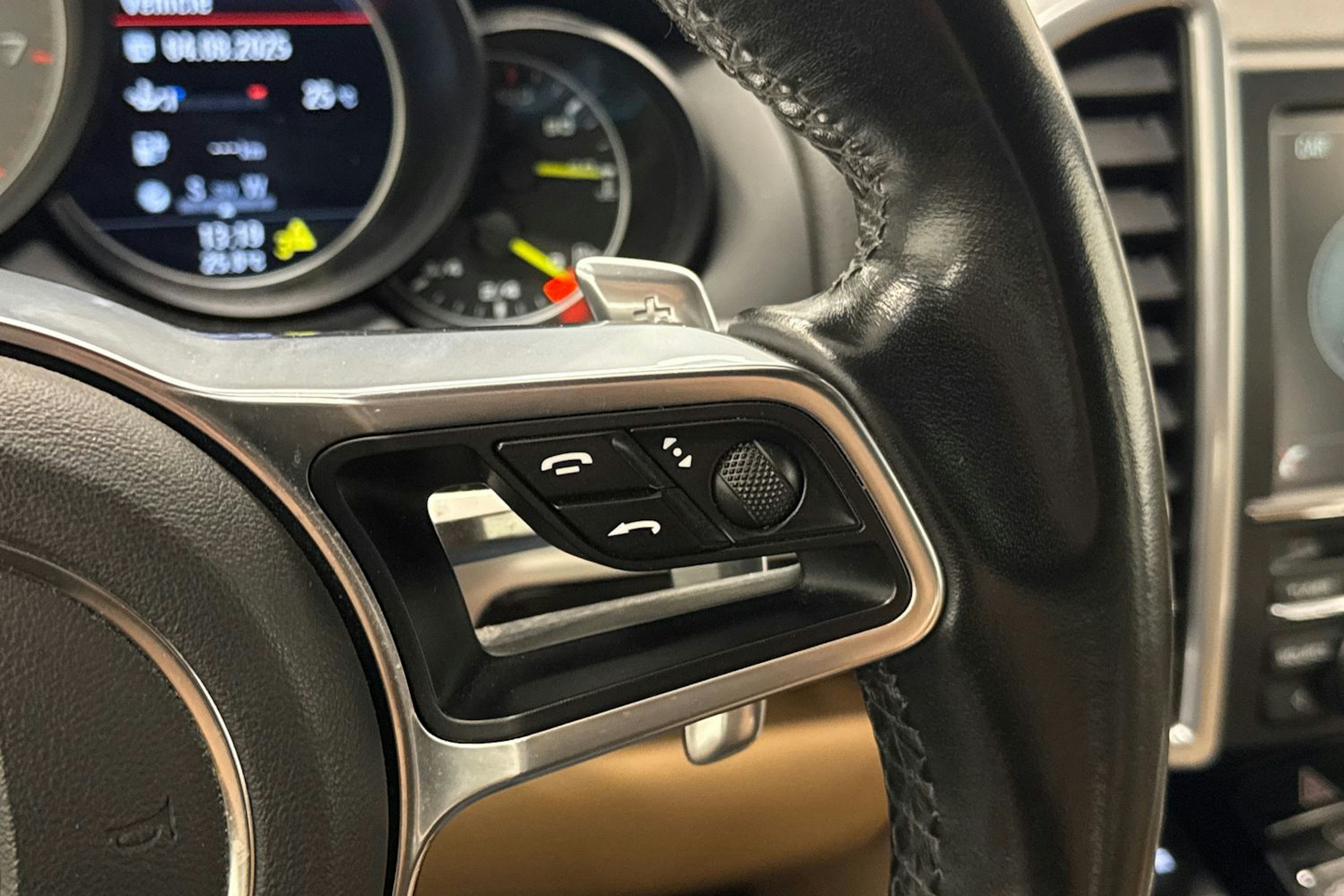Harmaa Porsche Cayenne 2015 kuva 15.