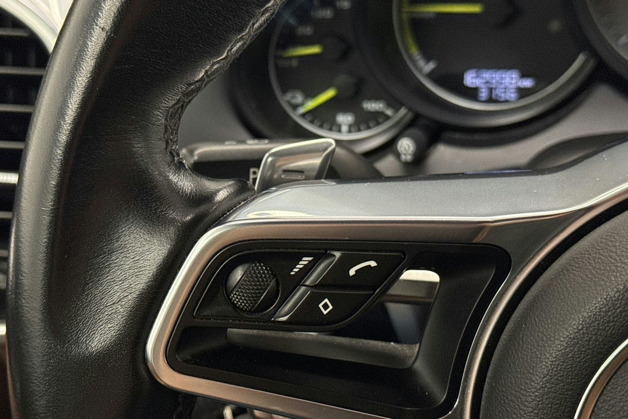 Harmaa Porsche Cayenne 2015 kuva 16.