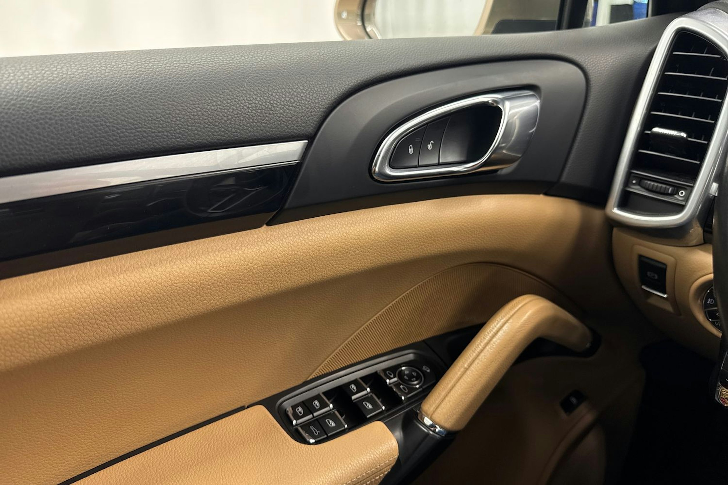 Harmaa Porsche Cayenne 2015 kuva 18.