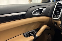 Harmaa Porsche Cayenne 2015 kuva 18.