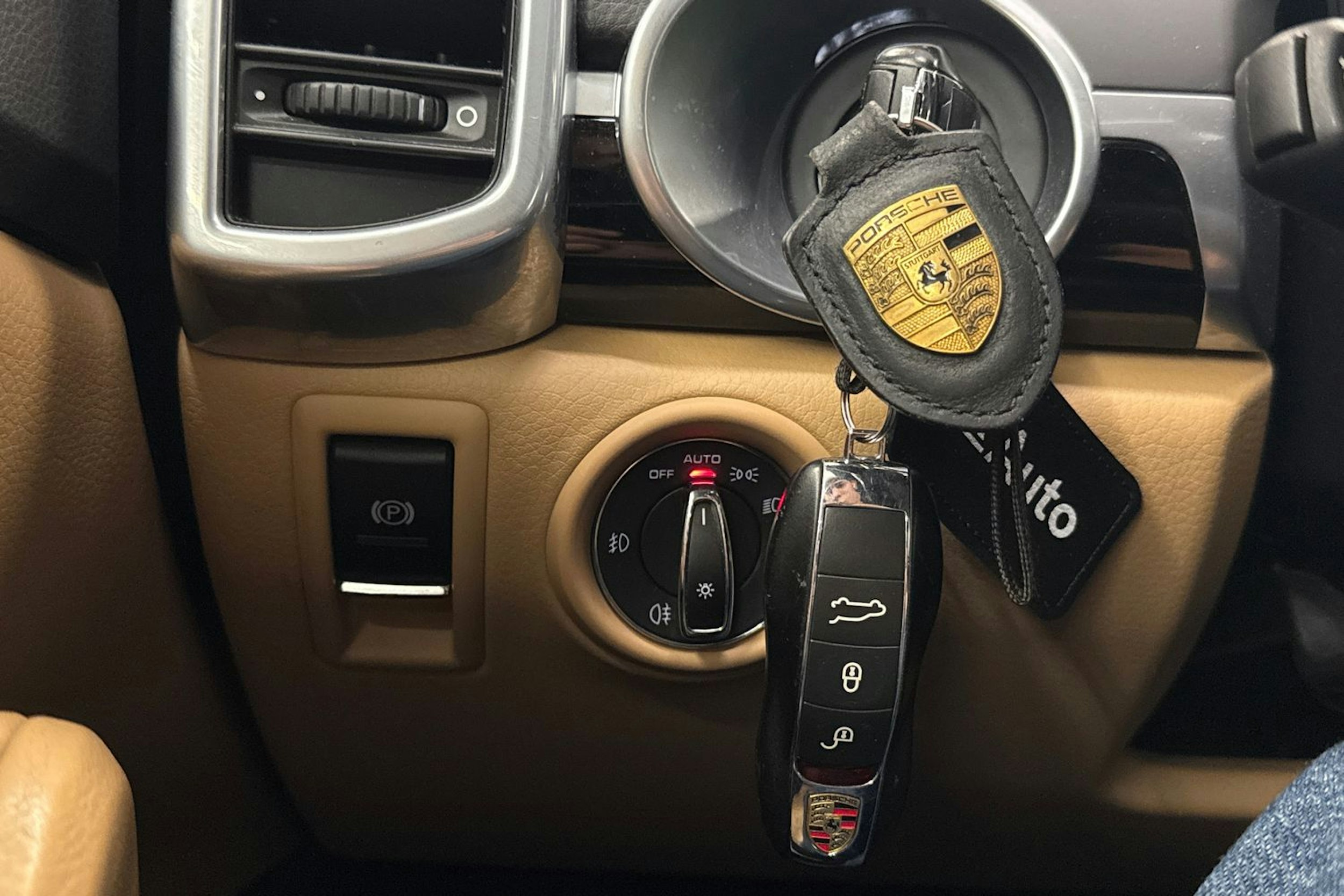 Harmaa Porsche Cayenne 2015 kuva 19.