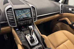 Harmaa Porsche Cayenne 2015 kuva 20.