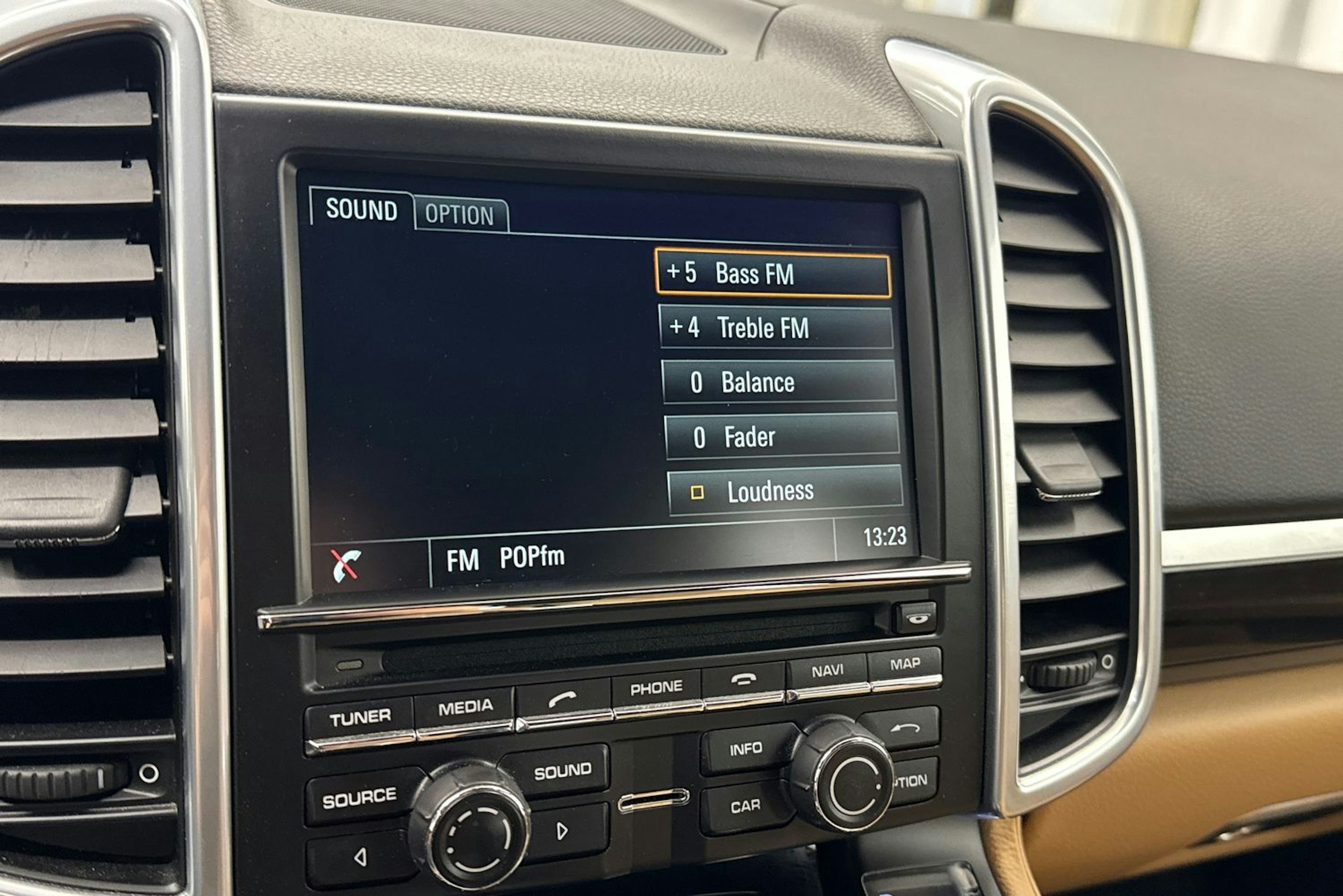 Harmaa Porsche Cayenne 2015 kuva 26.