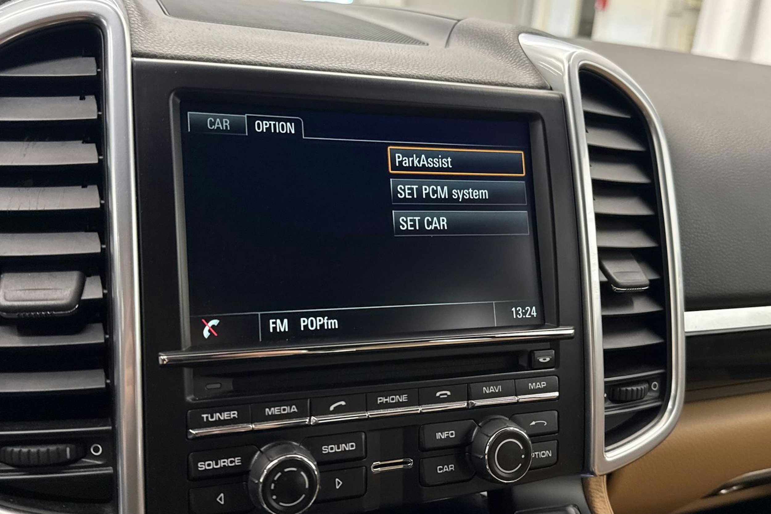 Harmaa Porsche Cayenne 2015 kuva 27.