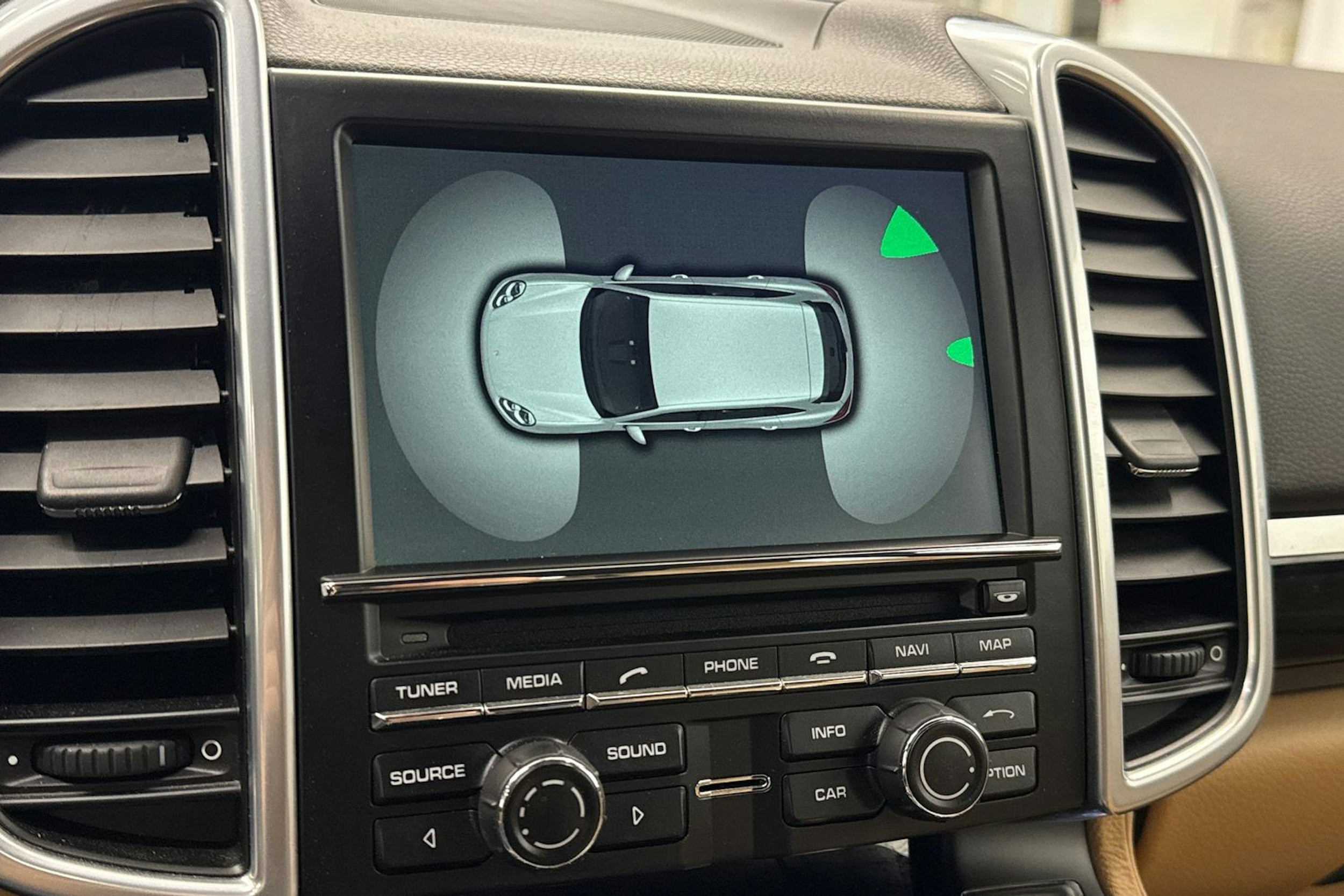 Harmaa Porsche Cayenne 2015 kuva 28.