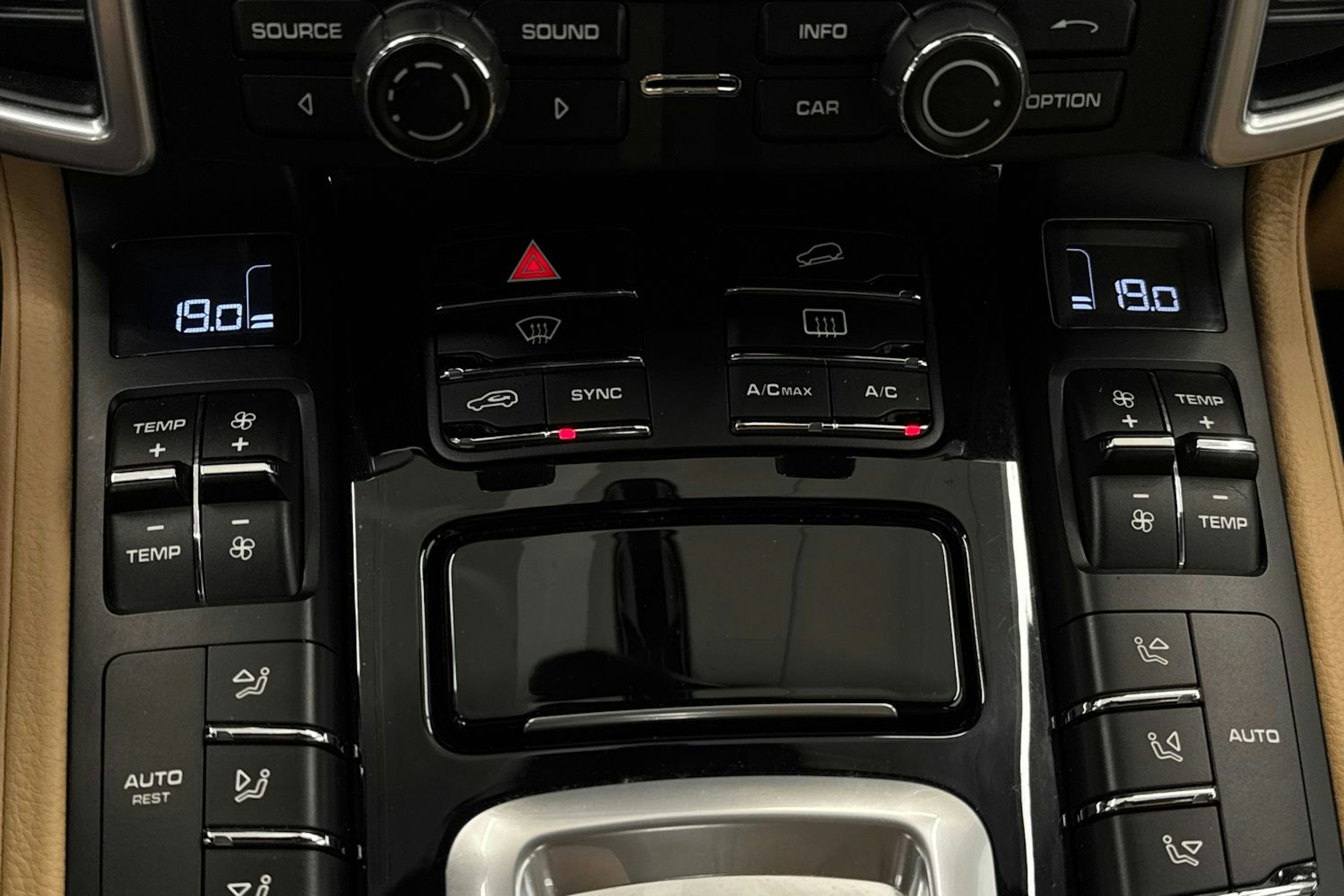 Harmaa Porsche Cayenne 2015 kuva 29.