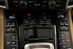 Harmaa Porsche Cayenne 2015 kuva 29.