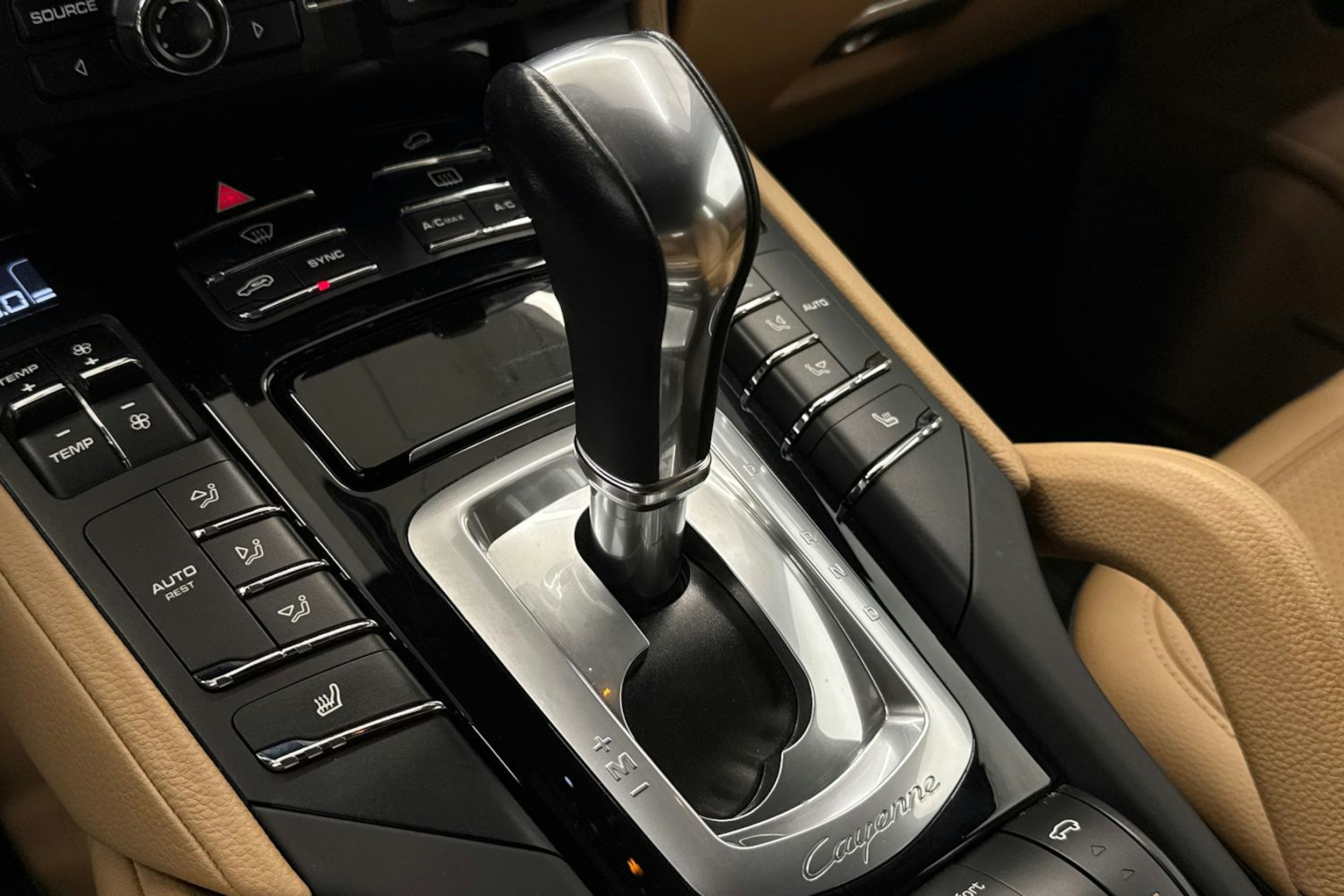 Harmaa Porsche Cayenne 2015 kuva 31.