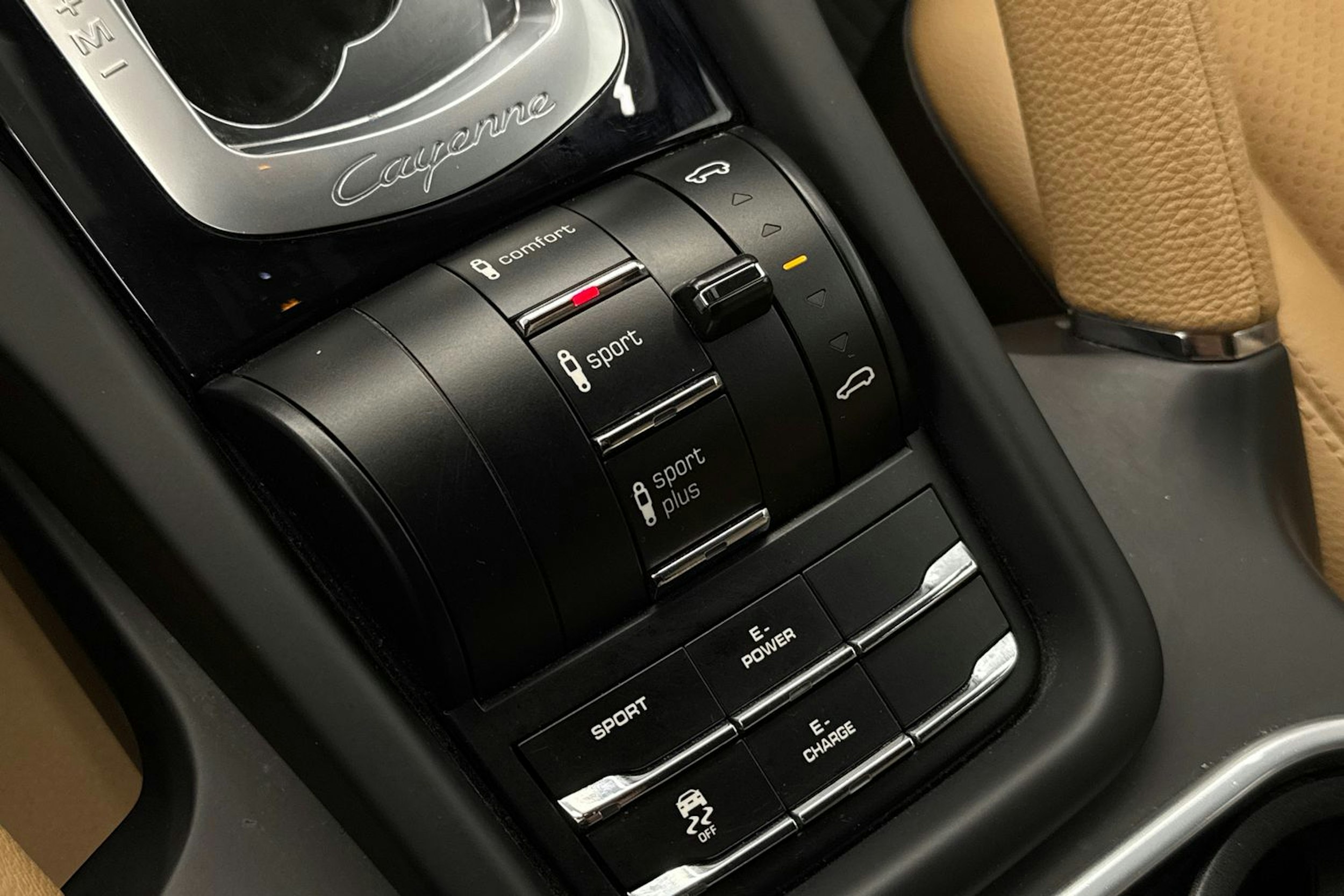Harmaa Porsche Cayenne 2015 kuva 32.