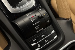 Harmaa Porsche Cayenne 2015 kuva 32.
