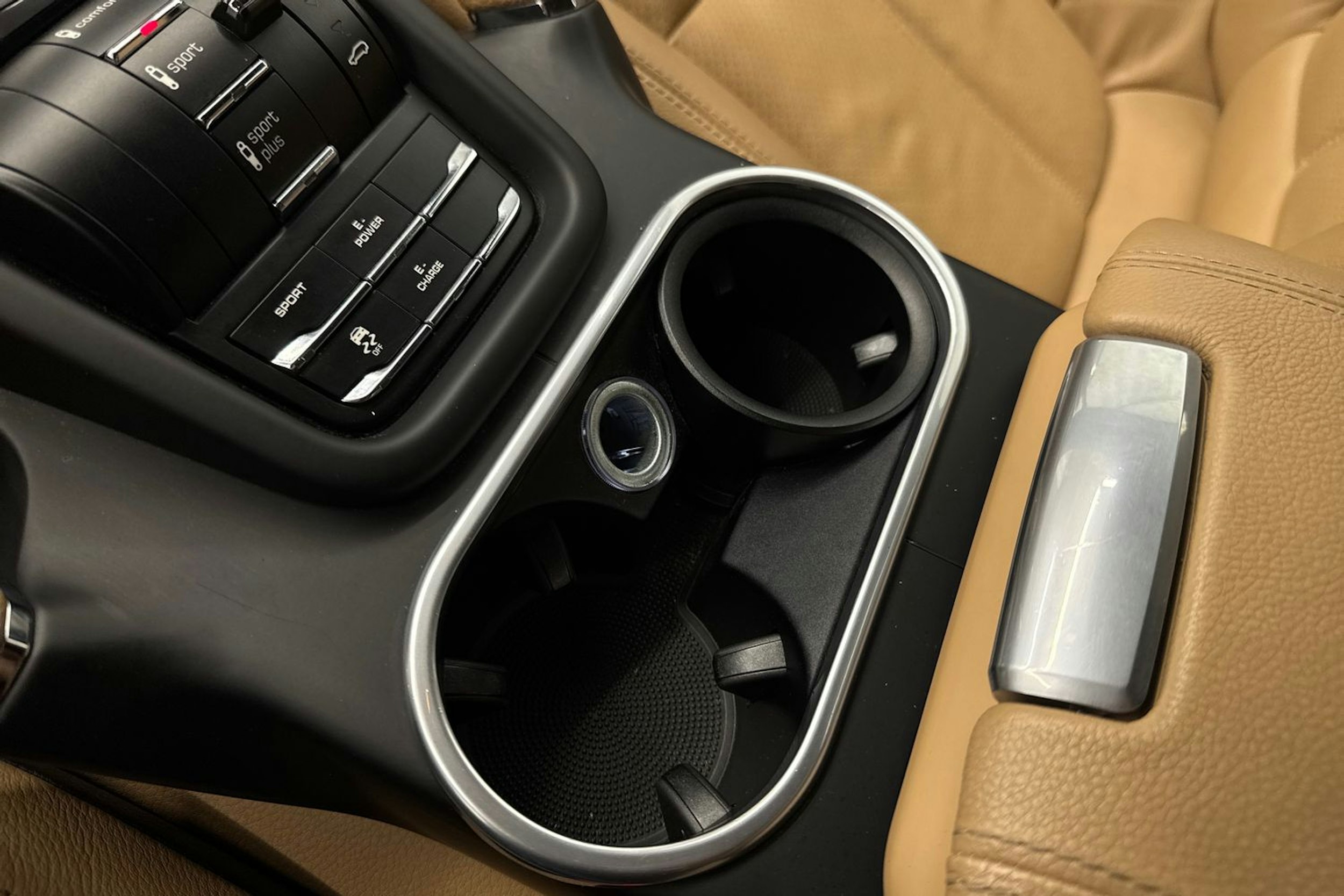 Harmaa Porsche Cayenne 2015 kuva 33.