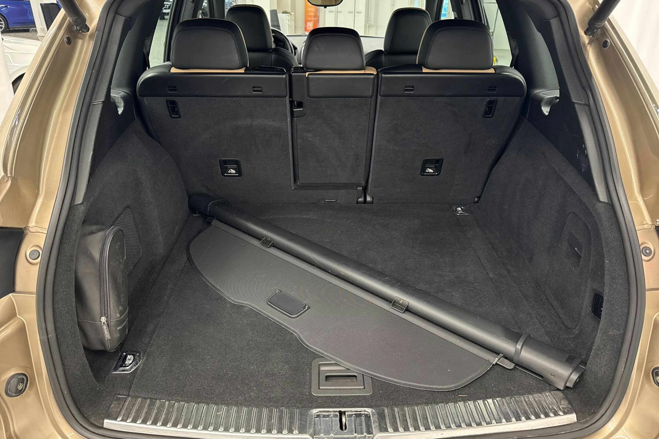 Harmaa Porsche Cayenne 2015 kuva 36.