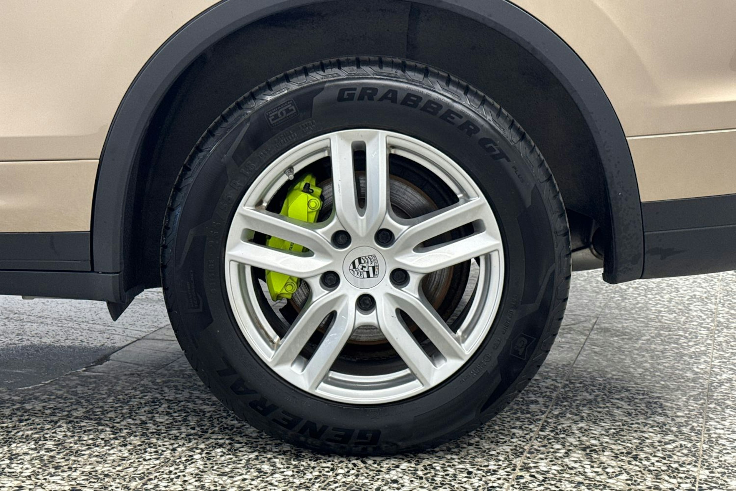 Harmaa Porsche Cayenne 2015 kuva 40.
