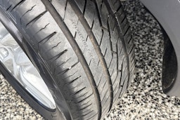 Harmaa Porsche Cayenne 2015 kuva 41.