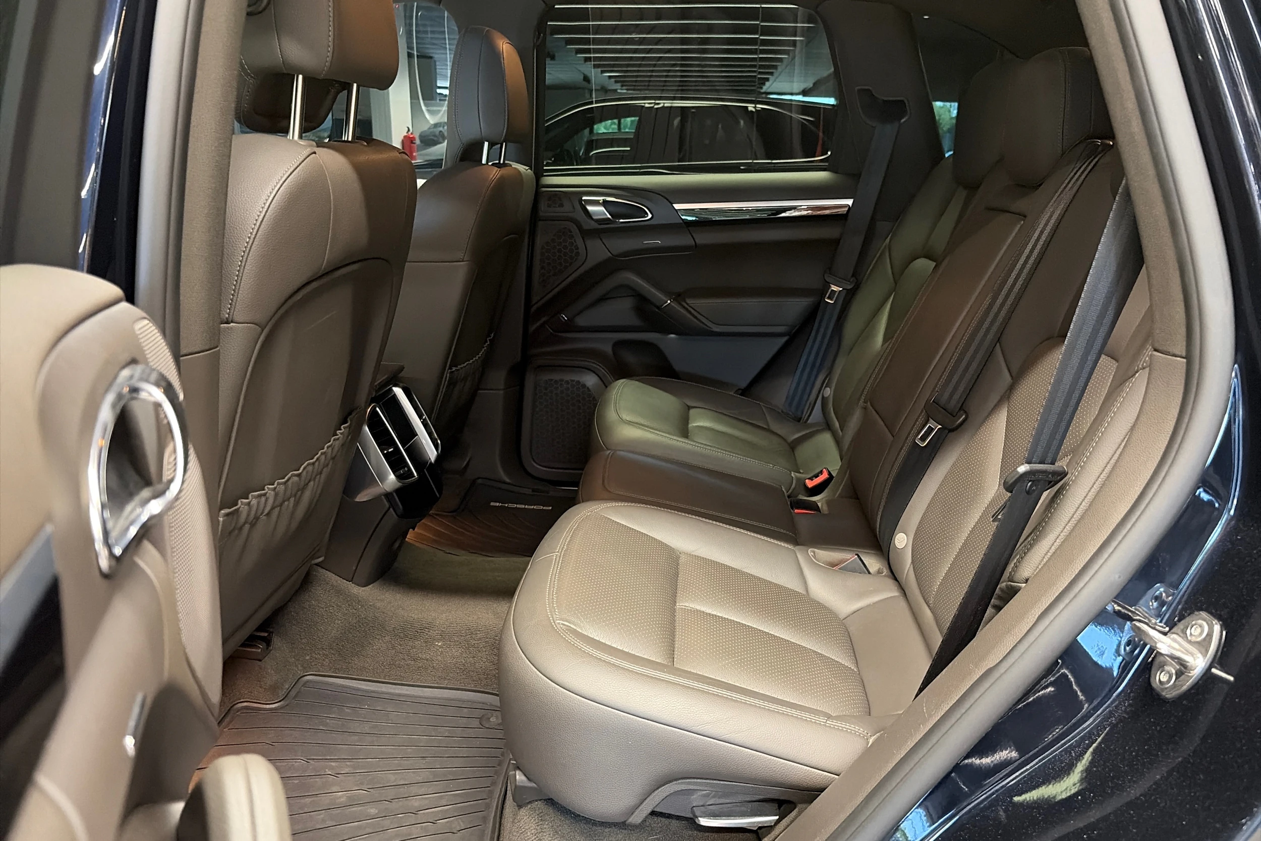 met. Sininen Porsche Cayenne 2015 kuva 19.