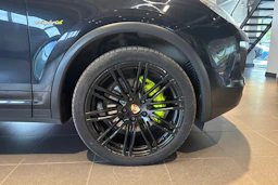 Musta Porsche Cayenne 2015 kuva 10.