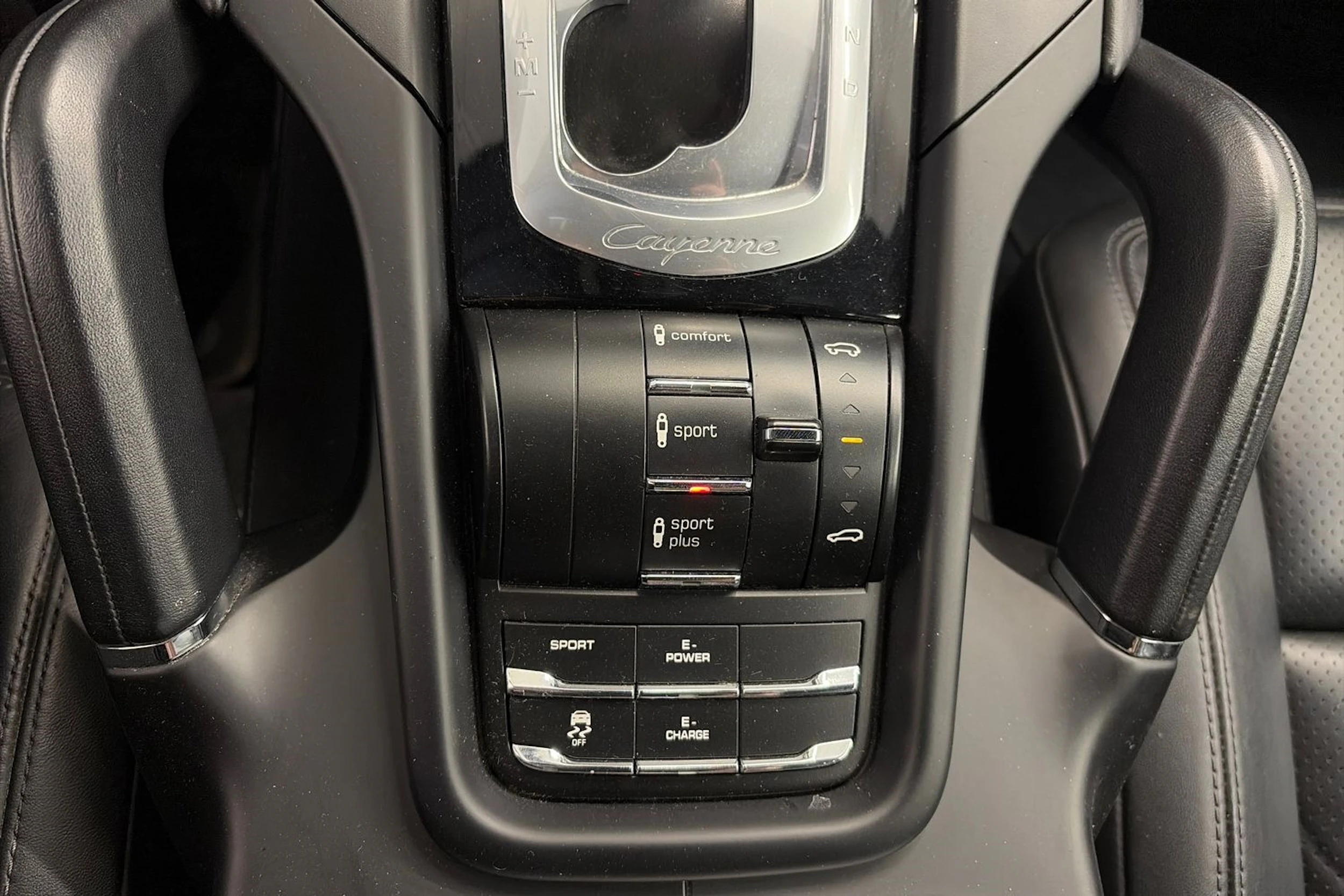 musta Porsche Cayenne 2016 kuva 36.