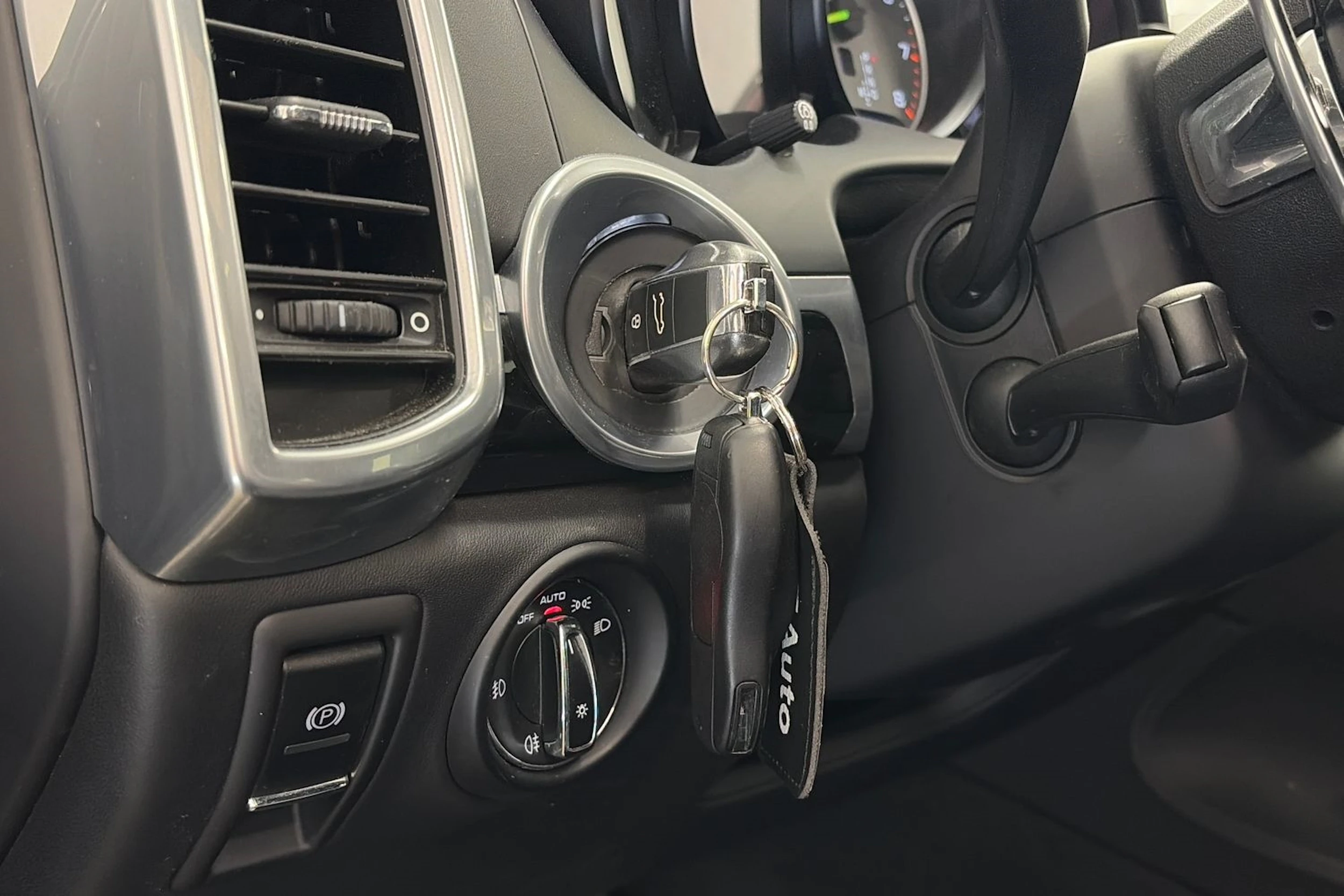 musta Porsche Cayenne 2016 kuva 38.