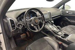 Valkoinen Porsche Cayenne 2017 kuva 6.