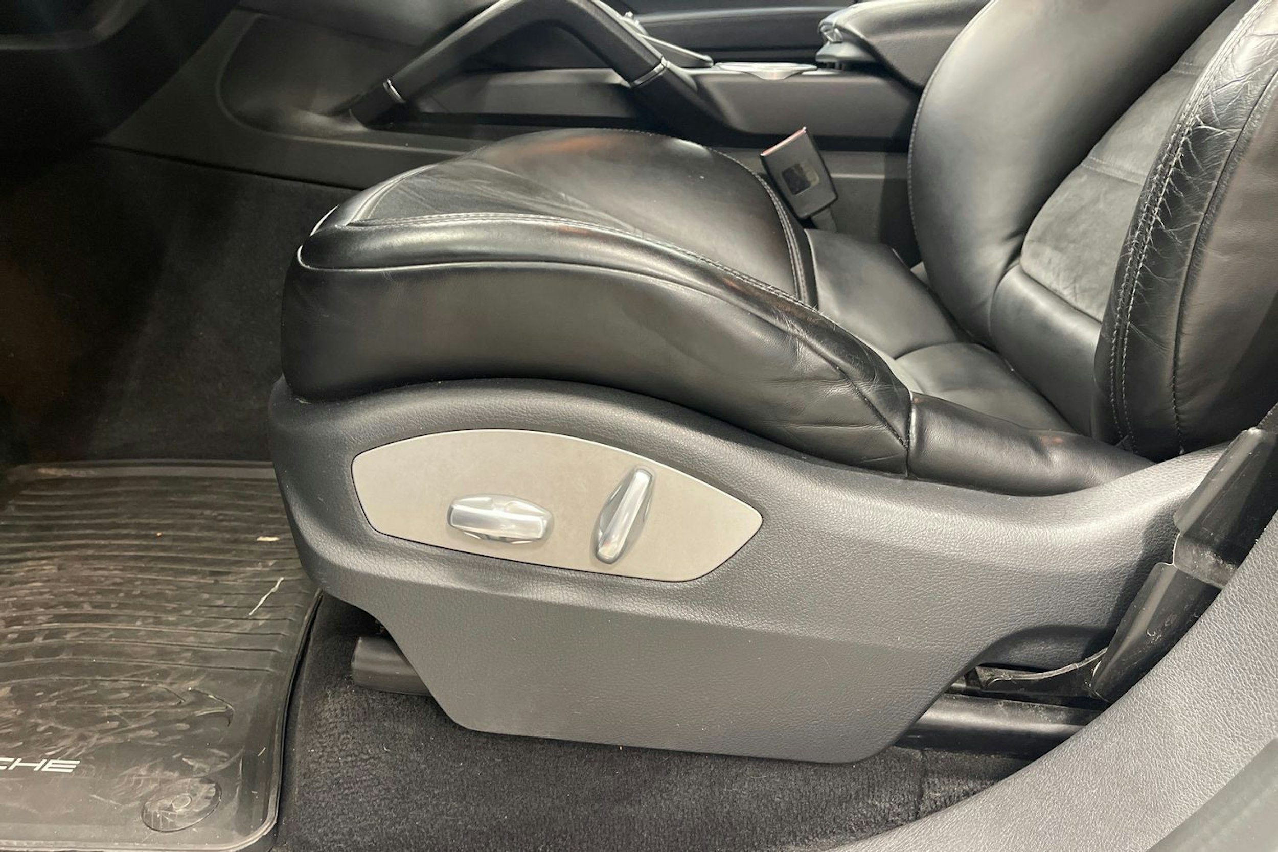 Valkoinen Porsche Cayenne 2017 kuva 11.
