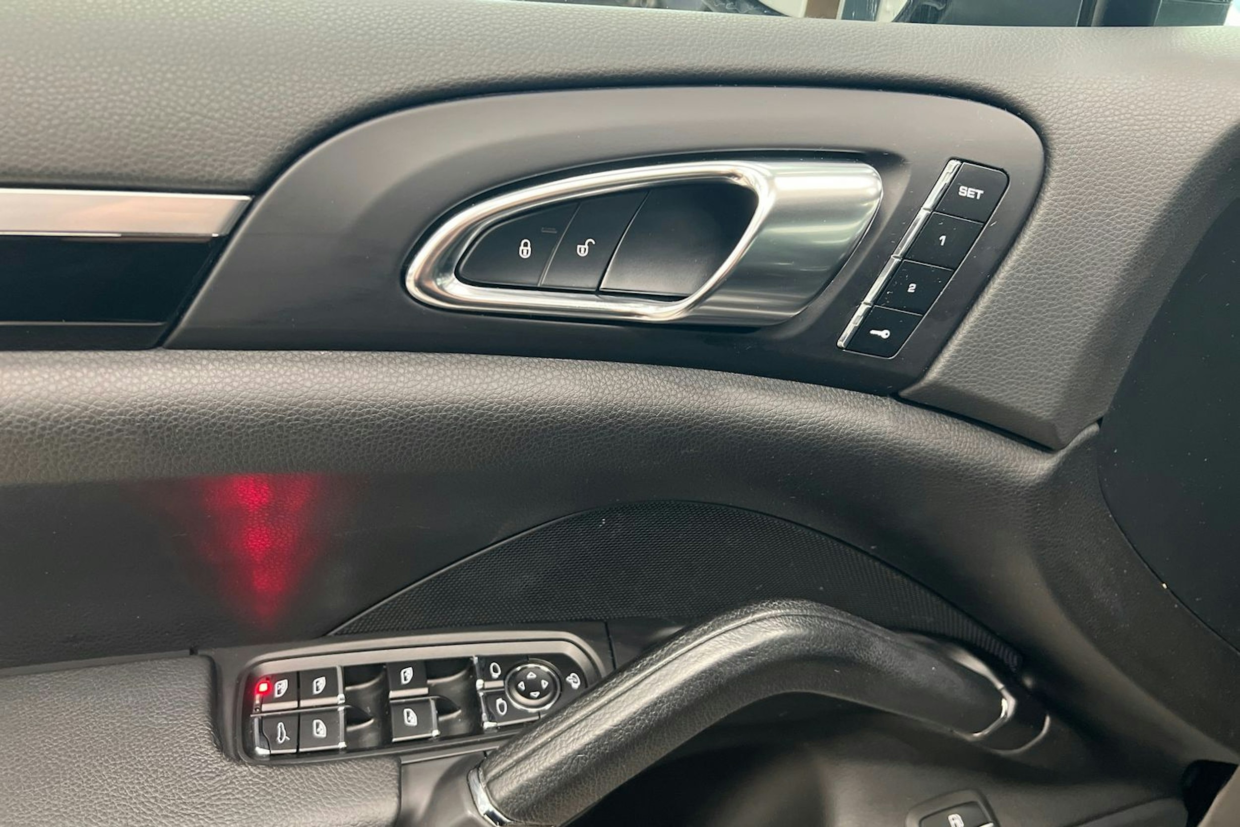 Musta Porsche Cayenne 2016 kuva 11.