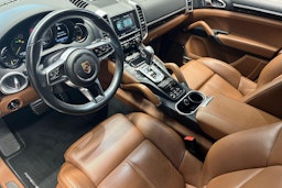 musta Porsche Cayenne 2016 kuva 6.