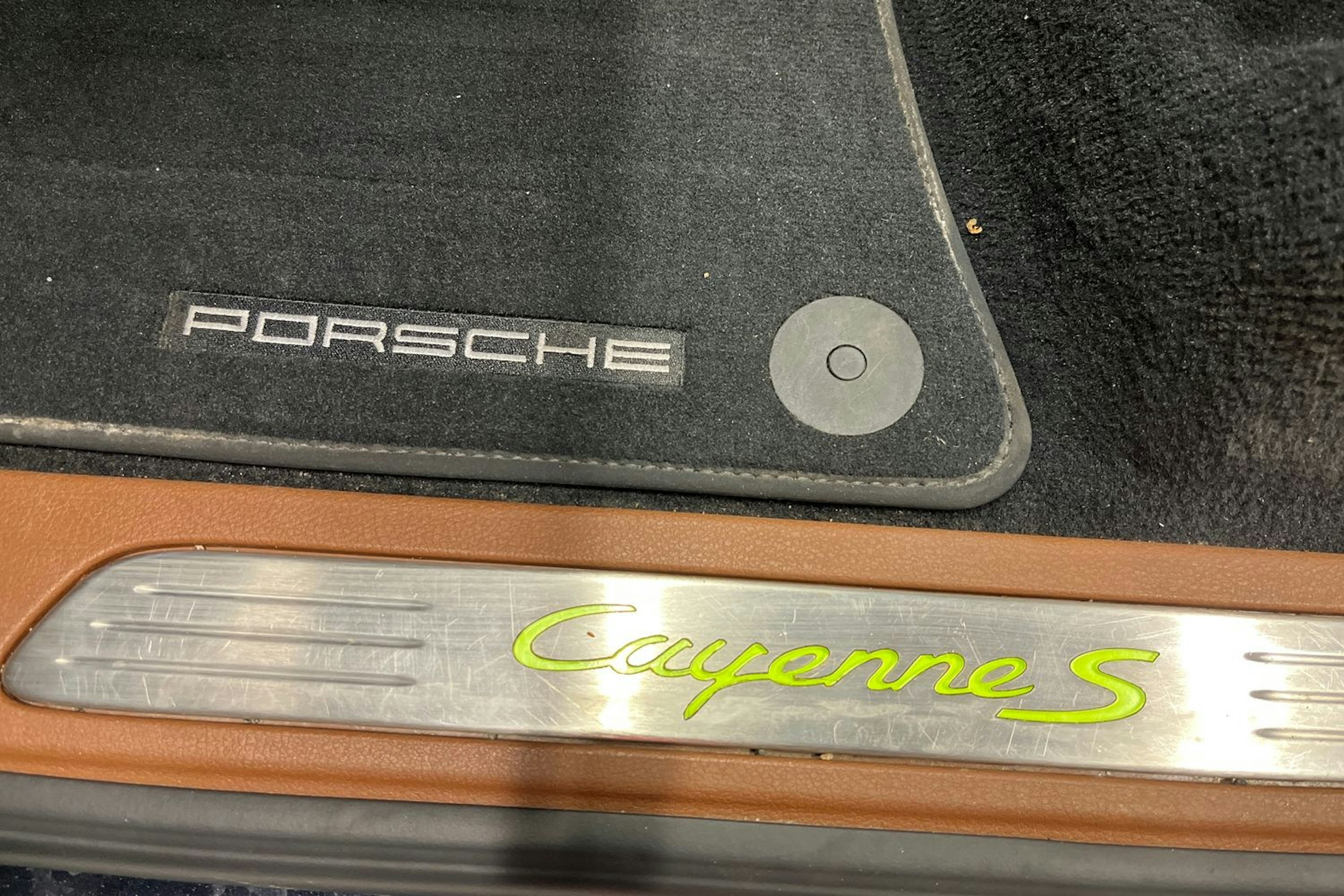 musta Porsche Cayenne 2016 kuva 12.