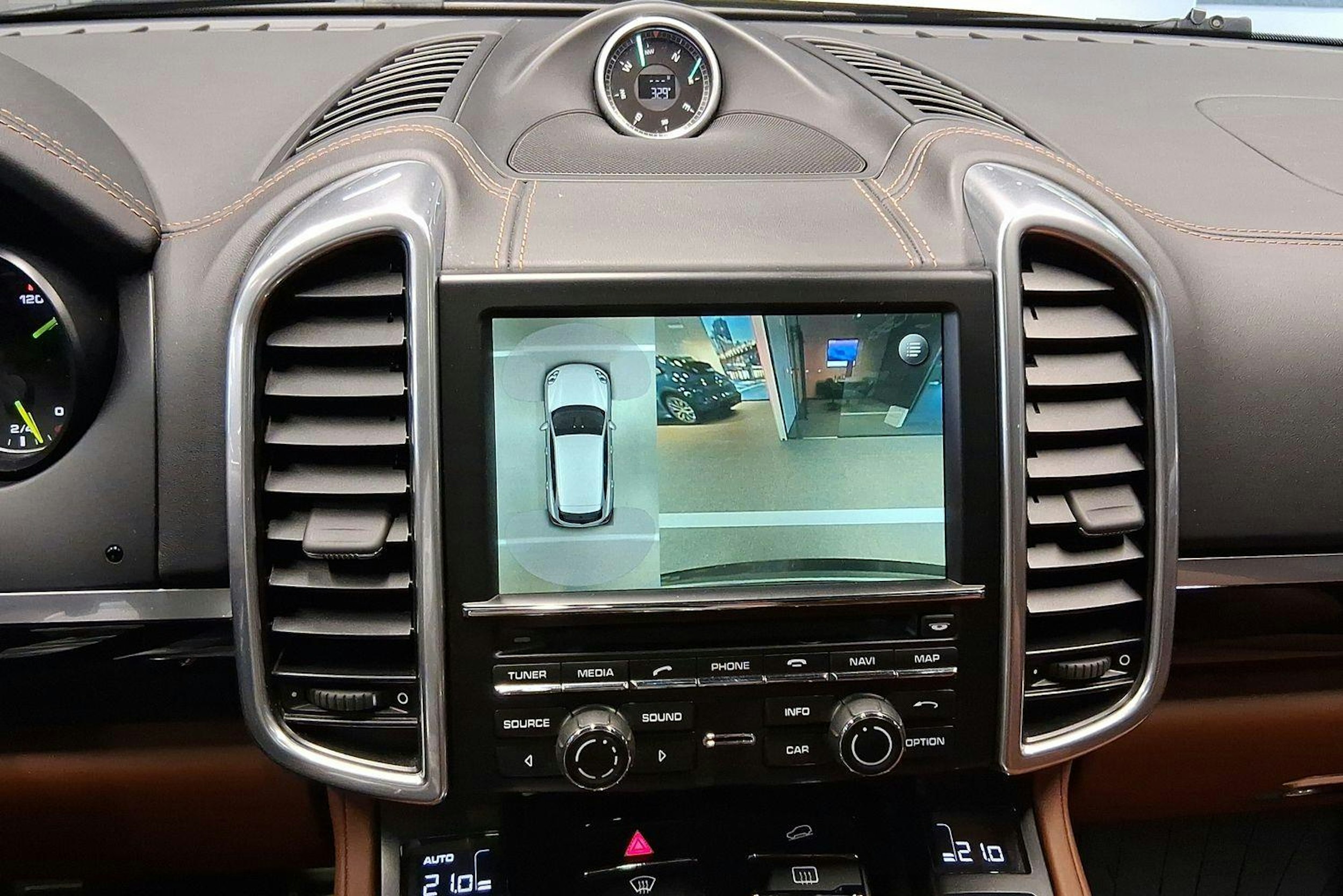 musta Porsche Cayenne 2016 kuva 14.