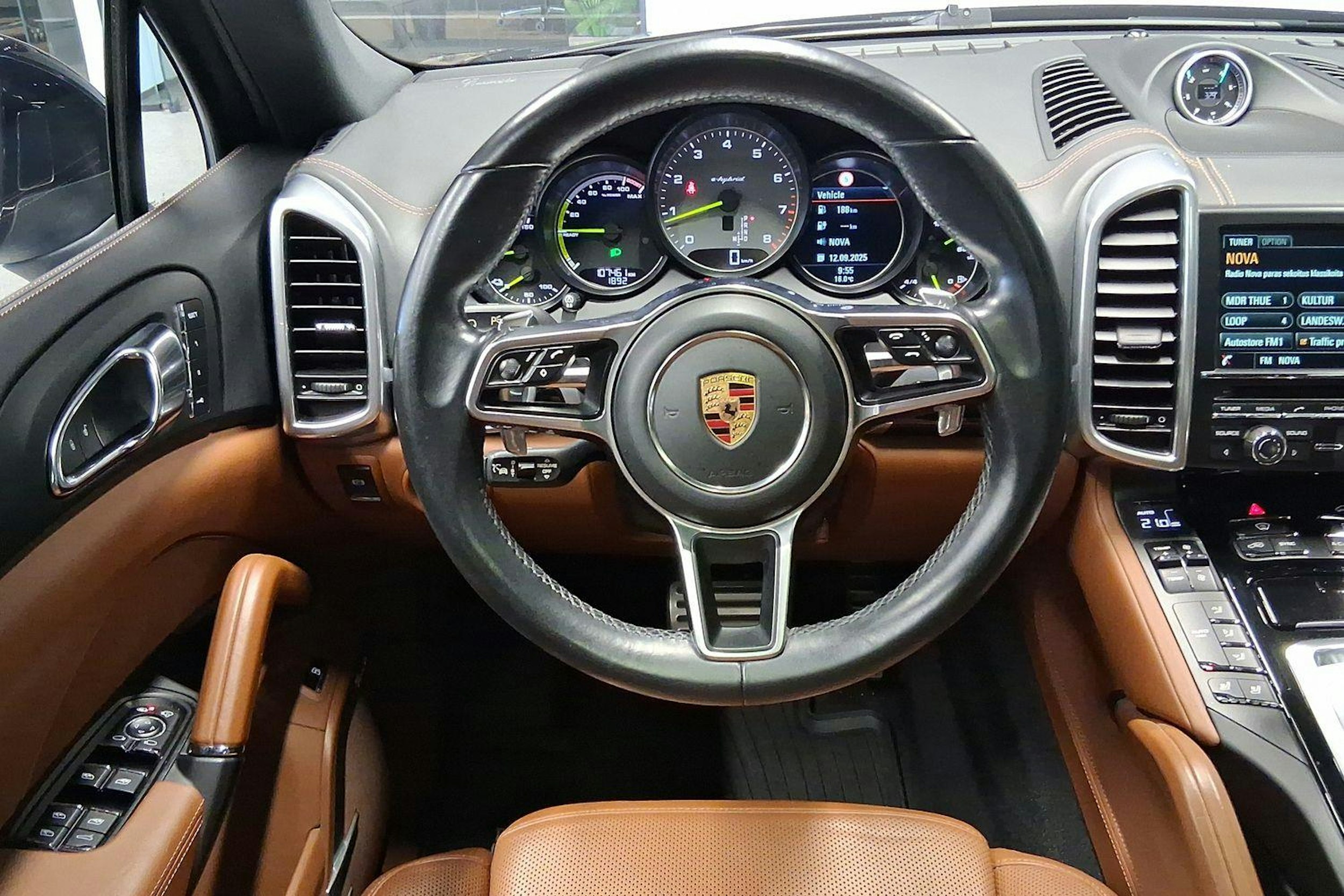 musta Porsche Cayenne 2016 kuva 15.