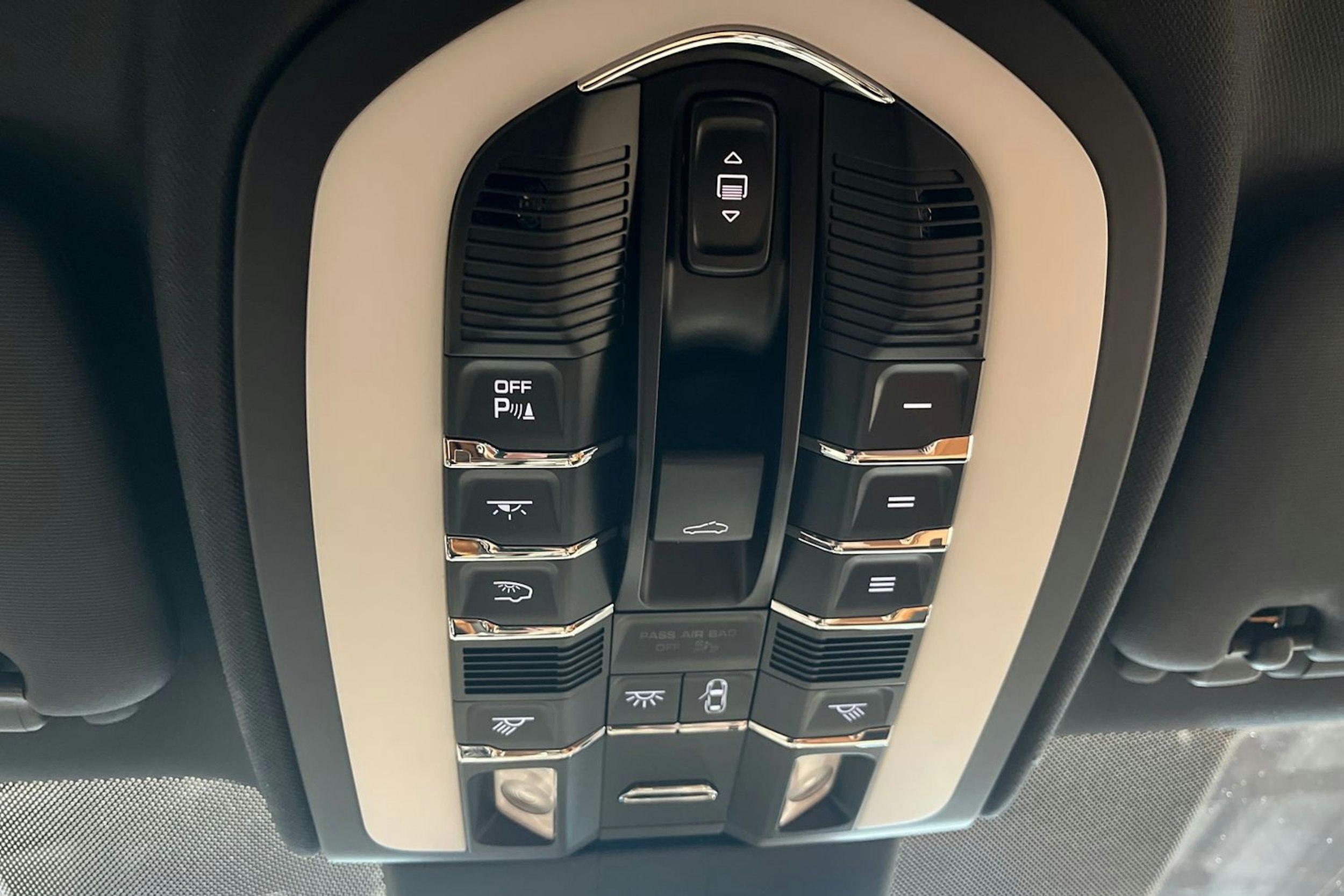musta Porsche Cayenne 2016 kuva 19.